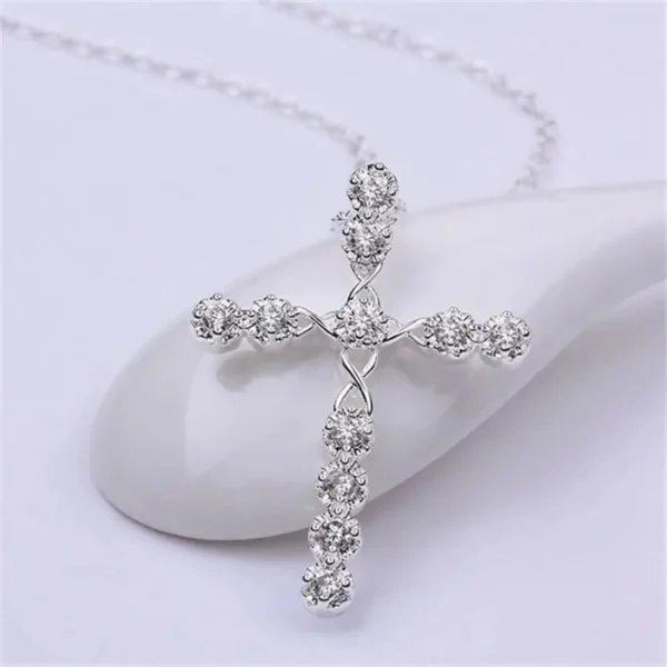 Collana con ciondolo a croce Collana con ciondolo a croce
